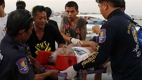 Lực lượng cứu hộ sơ cứu người bị nạn trong vụ lật phà ở Thái Lan hôm 3/11.
